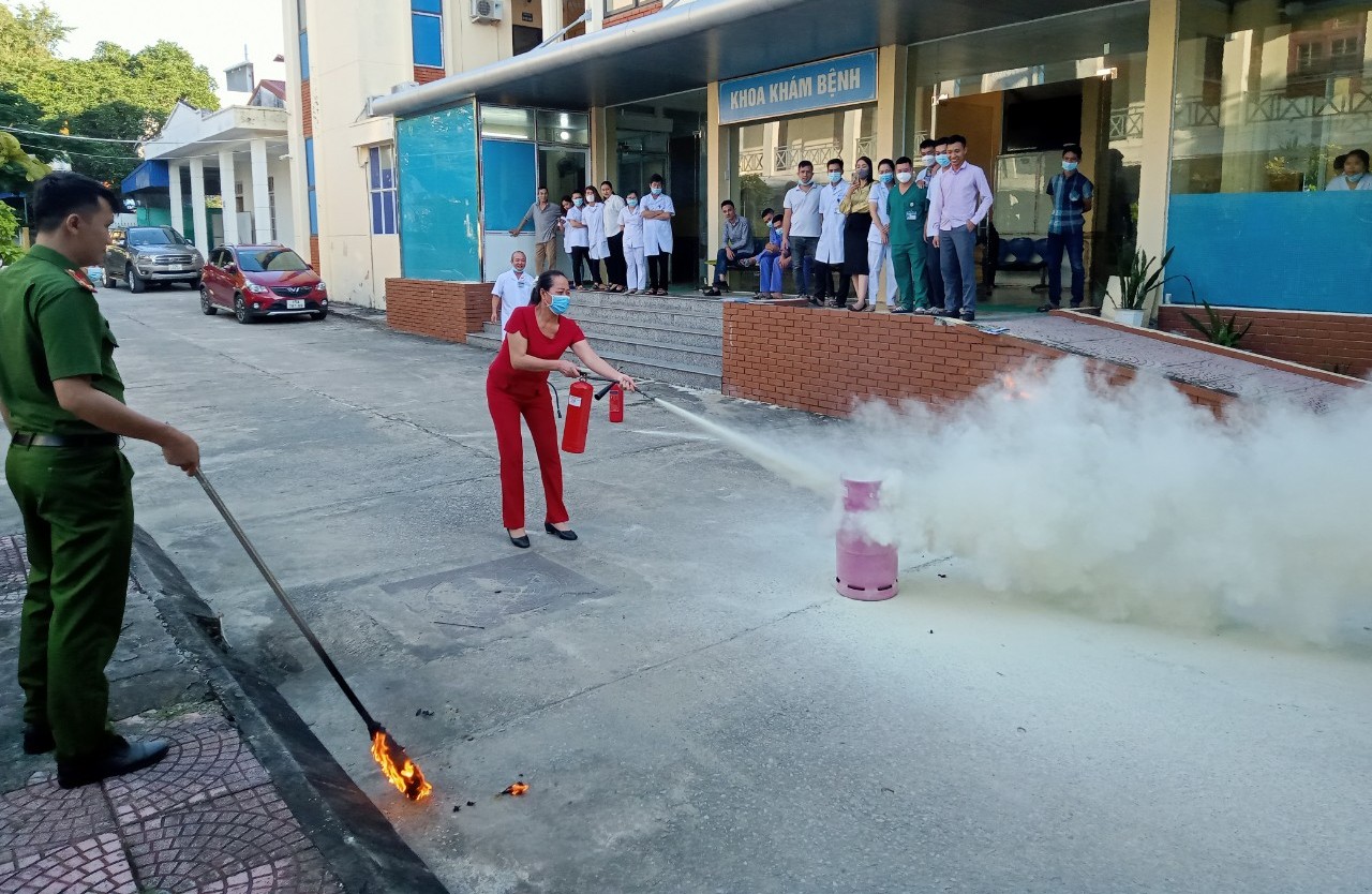 Công an huyện Cát Hải: Tập huấn PCCC và CNCH cho cán bộ, nhân viên y bác sỹ và lực lượng PCCC Trung tâm Y tế huyện